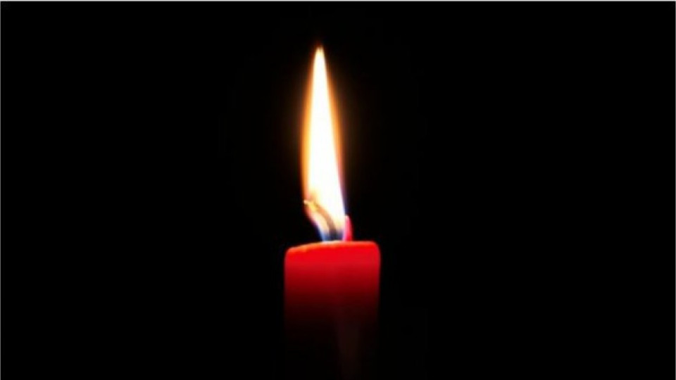 Софиянци оставиха цветя и запалени свещи пред президенството | StandartNews.com