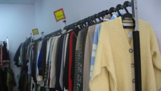 Разбиха два цеха за фалшиви маркови дрехи в Хасково
