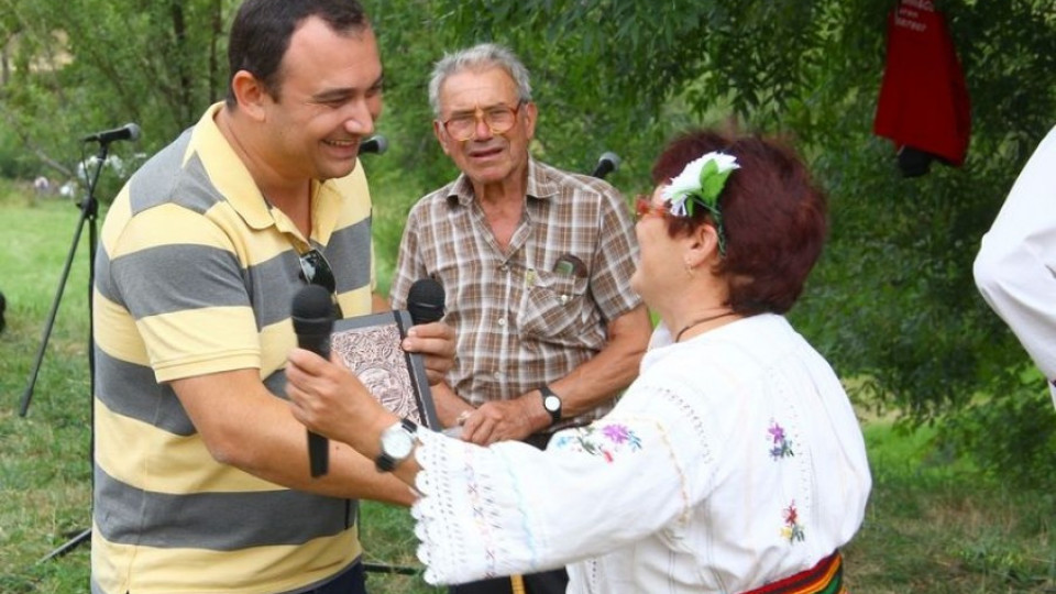 Кметът на Видин се смеси с певци и танцьори в Копривщица | StandartNews.com