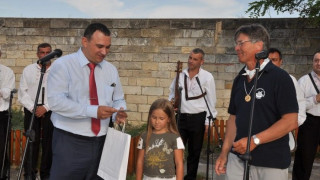 Кметът на Видин награди най-малката участничка в дунавската регата