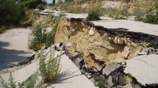 Свлачище затрупа десетки души в Китай