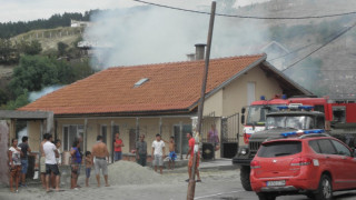 Пламна къща до жилищен блок в Благоевград