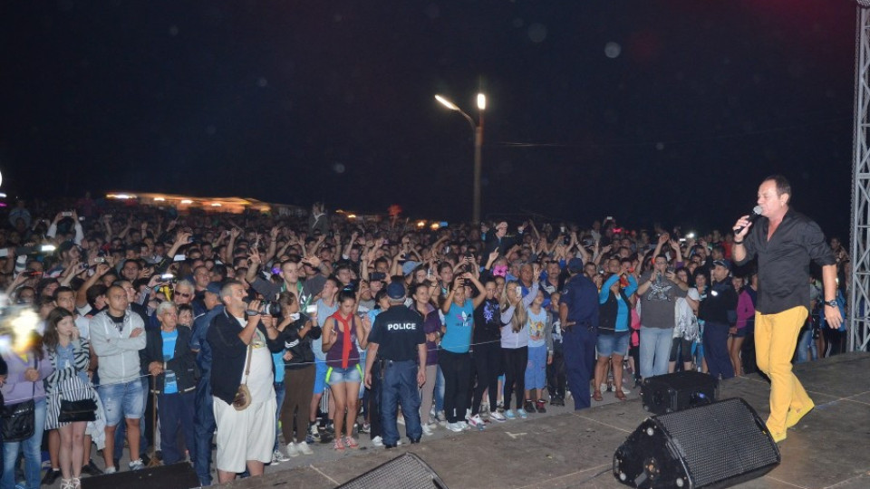 Чакат 40 000 души на концерт на Шабан Шаулич в Балкана | StandartNews.com