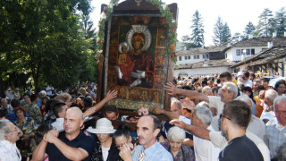 Патриарх Неофит води шествието с Троеручица 