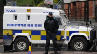 Бомба избухна край казарми в Белфаст