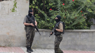 Откриха "жилетки" за самоубийствени атаки в Турция