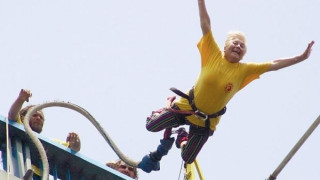 Баба скочи с бънджи от 192 м