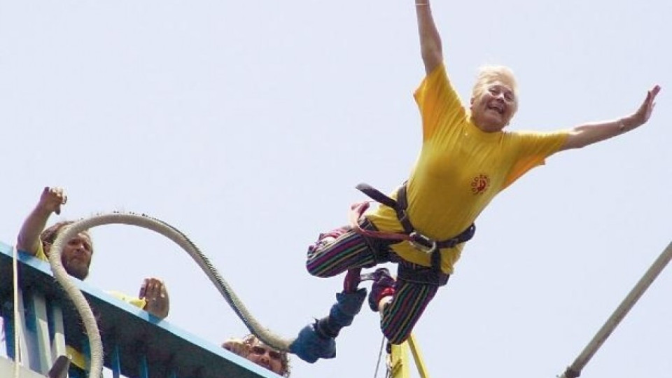 Баба скочи с бънджи от 192 м | StandartNews.com