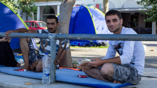 Гърция премести стотици имигранти, разпънали палатки в парк