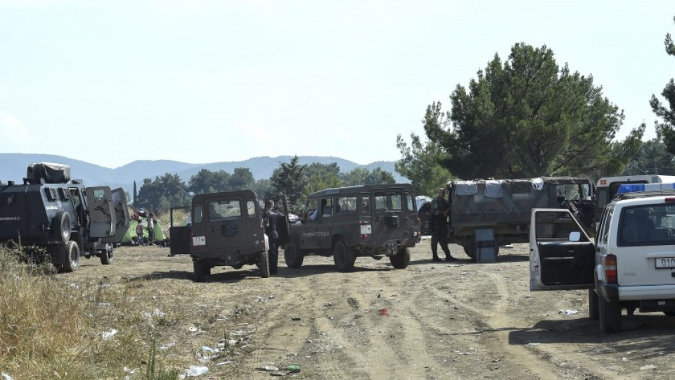 Насилие и сълзотворен газ спират бежанците в Македония | StandartNews.com