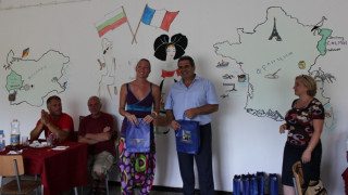 Френски и български деца в риск нарисуваха пано в интернат