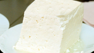  Конфискуват сирене от продавач на улицата