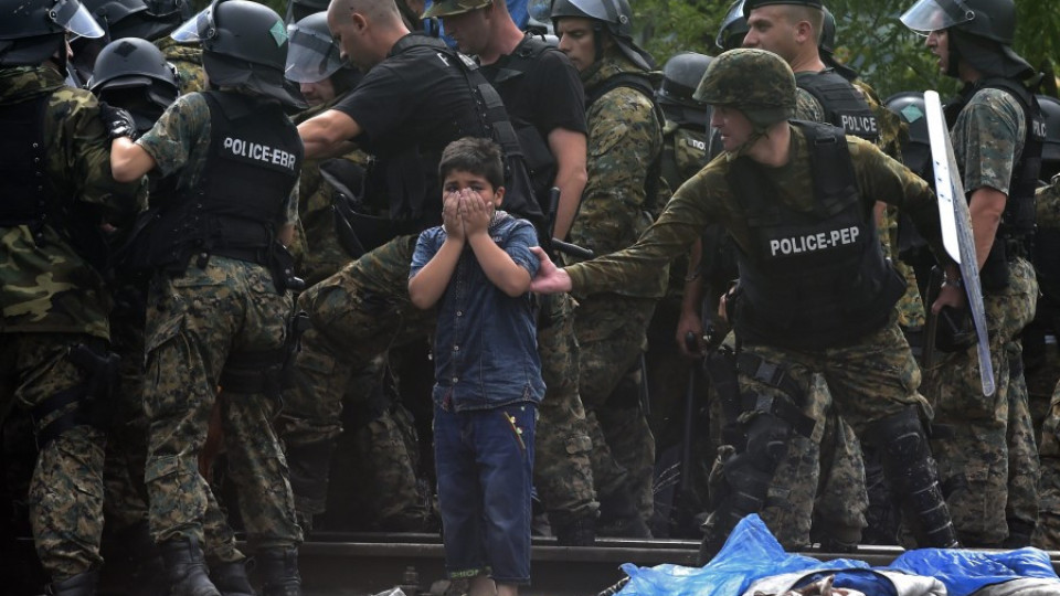 Хиляди мигранти нахлуха в Македония | StandartNews.com