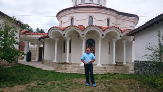Бойко запали свещ в обновения Клисурски манастир