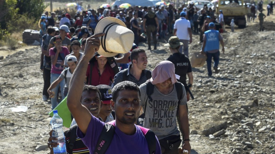 44 000 гладни бежанци на 200 км от София | StandartNews.com
