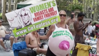 Хиляди жени поискаха да ходят голи до кръста (ВИДЕО)