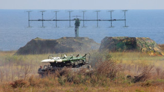 Изтребители удрят мишени в морето 