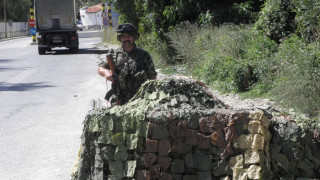 Носят домашна храна  на войниците при Гюешево