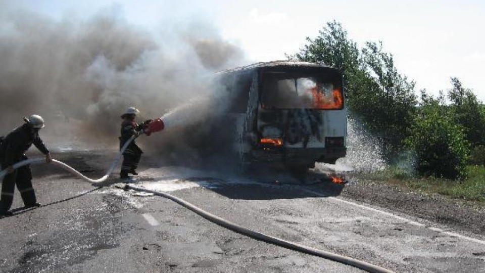 Автобус се запали и изгоря, няма пострадали | StandartNews.com