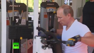 Путин помпа мускули с Медведев (ВИДЕО)
