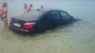 Жена "паркира" в морето (ВИДЕО)