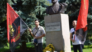 Цветя и почетен караул в памет на Т. Александров