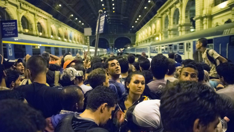 "Германия" скандират блокираните мигранти в Будапеща  | StandartNews.com