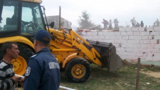 Две незаконни постройки ще отърват временно багерите в Гърмен