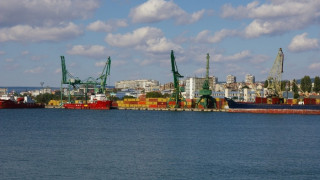 Изоставиха 5 кораба във Варна