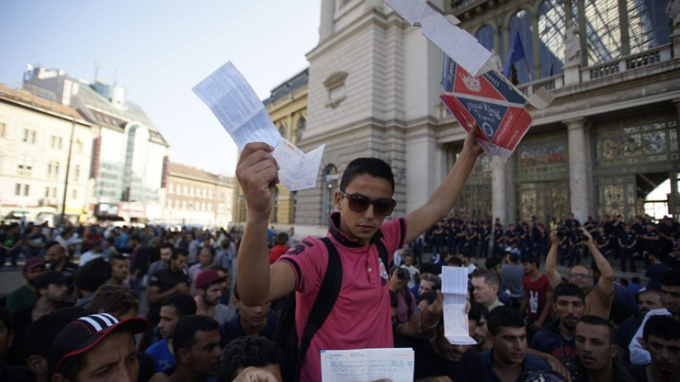 Втори ден на протести на мигранти пред гарата в Будапеща | StandartNews.com