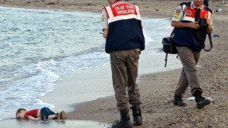 Снимка на мъртво дете, изхвърлено от морето, шокира Европа