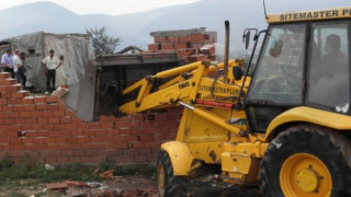 Бутат още незаконни къщи в Гърмен от понеделник