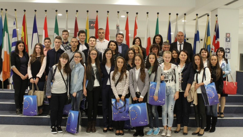 Ученици в европарламента по покана на Мария Габриел | StandartNews.com