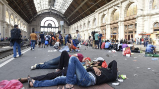 Будапеща отвори гарата, но спря влаковете за Европа