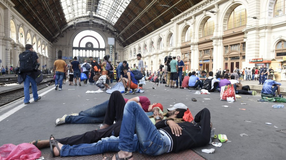 Будапеща отвори гарата, но спря влаковете за Европа | StandartNews.com