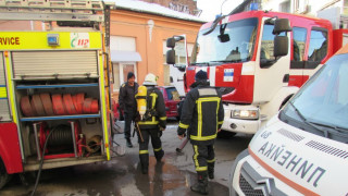 Двама пожарникари пострадаха край Правец