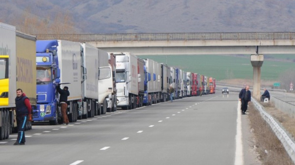 Бавят камионите до 6 часа на границите | StandartNews.com