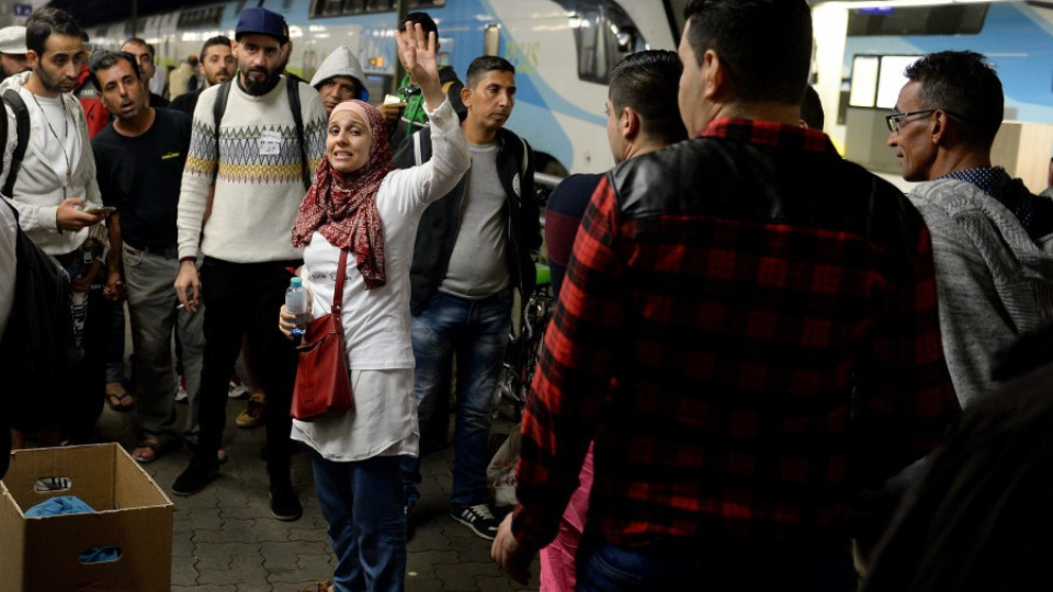 Първи автобус с бежанци пристигна от Унгария в Австрия | StandartNews.com