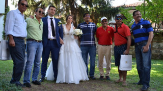 Индийски туроператори се снимаха с младоженци в Благоевград