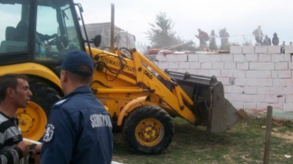 Събарят още бараки в Гърмен | StandartNews.com
