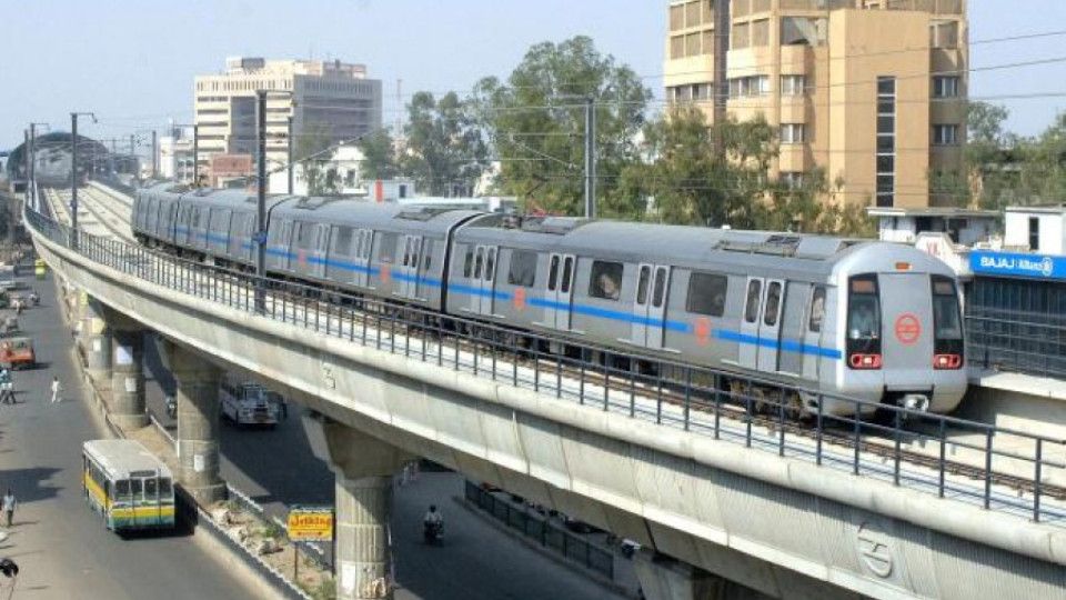 Премиерът на Индия се вози в метрото | StandartNews.com