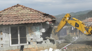 Ромите от Гърмен сами бутнаха две къщи 