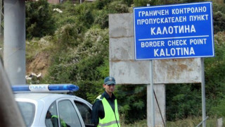 Двама гранични полицаи са задържани за подкуп 