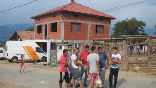 Търсят автобус за учениците от ромската махала