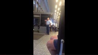 Трогателно: Дядо чака любимата си на летище (ВИДЕО)
