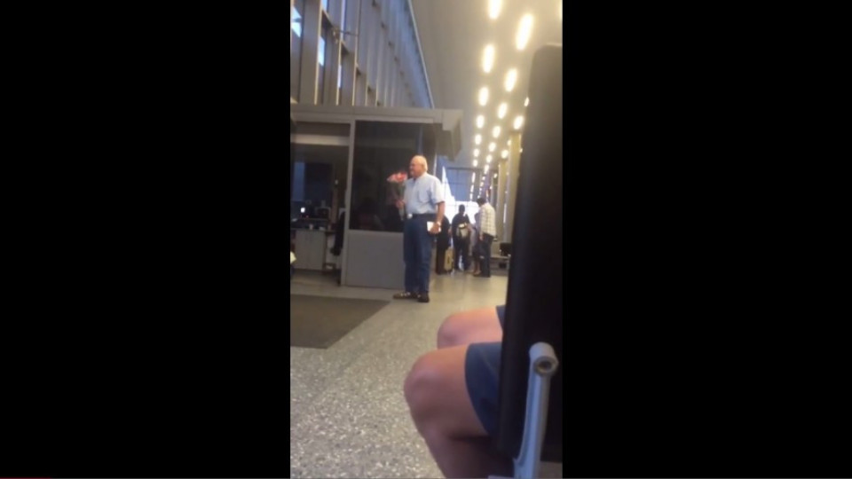 Трогателно: Дядо чака любимата си на летище (ВИДЕО) | StandartNews.com