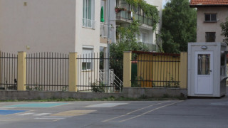 Полицаи с кучета в училищния двор