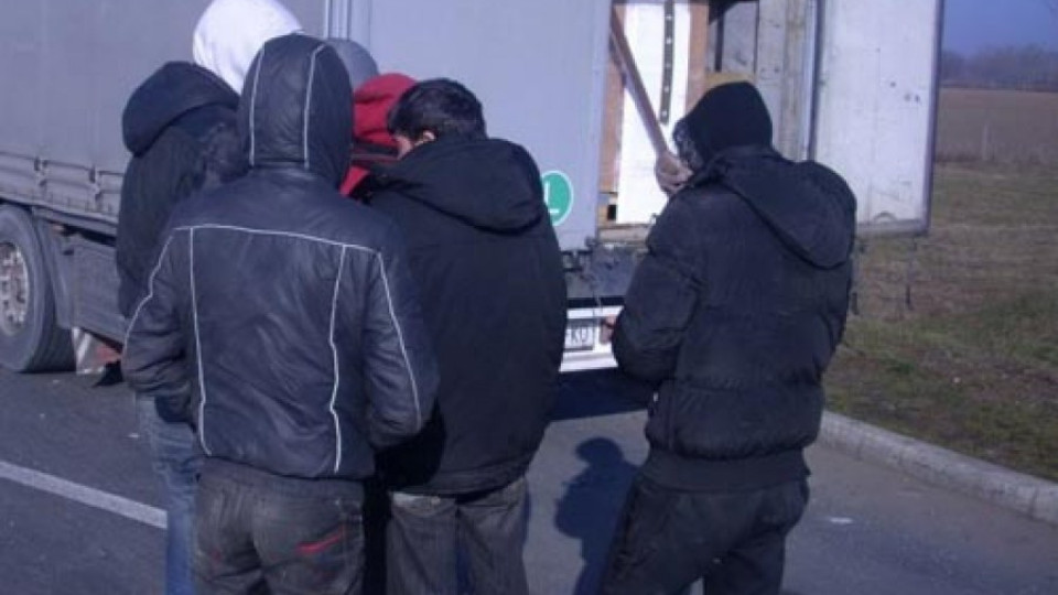 Мигранти пробиха полицейски кордон в Унгария | StandartNews.com