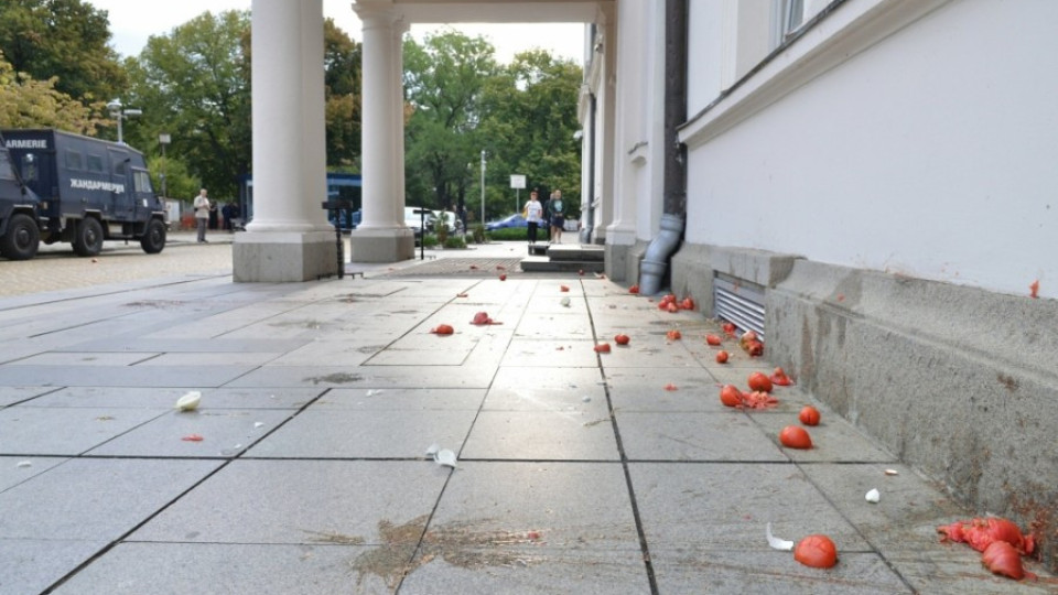 Арести за салата от домати по парламента  | StandartNews.com