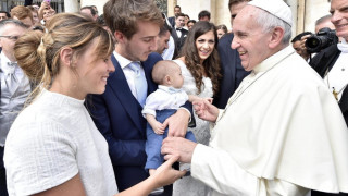 Кирил Маричков-син се ръкува с папата 